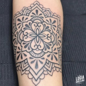 tatuaje_brazo_mandala_willian_spindola_logiabarcelona 